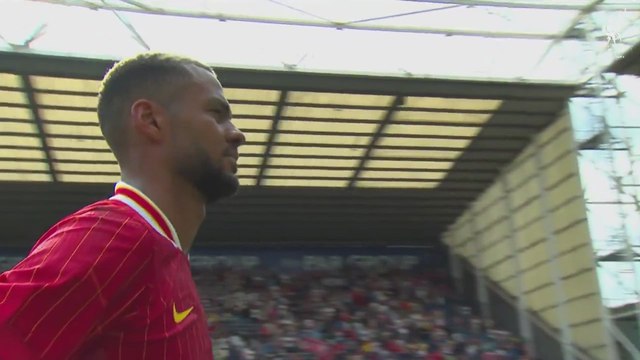 Aficionados y jugadores del Liverpool homenajean a Diogo Jota con su propio cántico