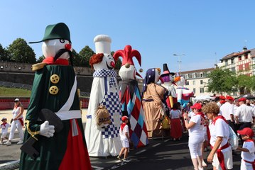 Sous les jupes des géants des Fêtes de Bayonne