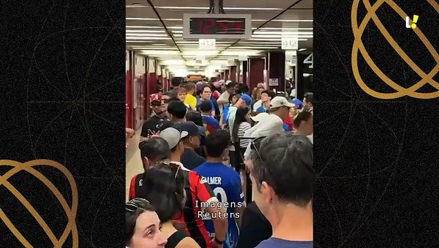 Torcedores e jornalistas aguardam trem na estação Port authority para a final do Mundial de Clubes