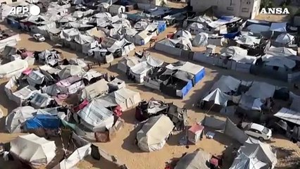 Gaza, civili palestinesi dopo l'arrivo di un carico di aiuti a Beit Lahia