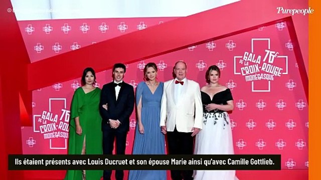 Charles Leclerc : Le pilote de F1 aux petits soins de sa chérie Alexandra Saint Mleux à Monaco : sa robe est un subtil clin d'oeil à Charlene et Albert