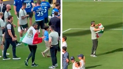 México presente en la final del Mundial de Clubes; Bernardo Cueva festeja con la bandera azteca la victoria de Chelsea