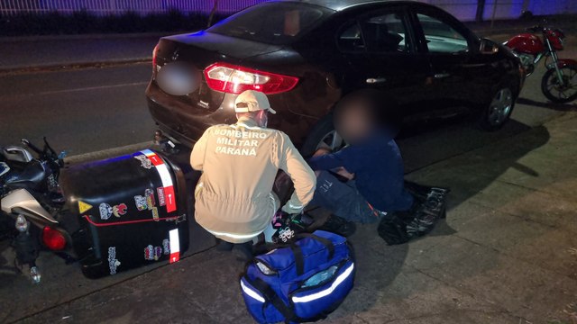 Pneu fura, moto desgoverna atinge patinete elétrico e carro estacionado no Bairro Coqueiral