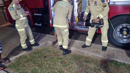 Algema "emperra" e Corpo de Bombeiros é acionado para retirar o equipamento do punho de detido