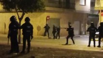 El Grupo de Reserva y Seguridad (GRS) de la Guardia Civil, la pasada madrugada, cargando contra un nutrido grupo de marroquíes.