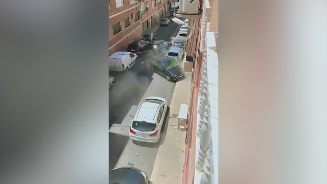 Un coche arrampla con contenedores y coches causando un accidente inentendible: ha ocurrido en Alicante