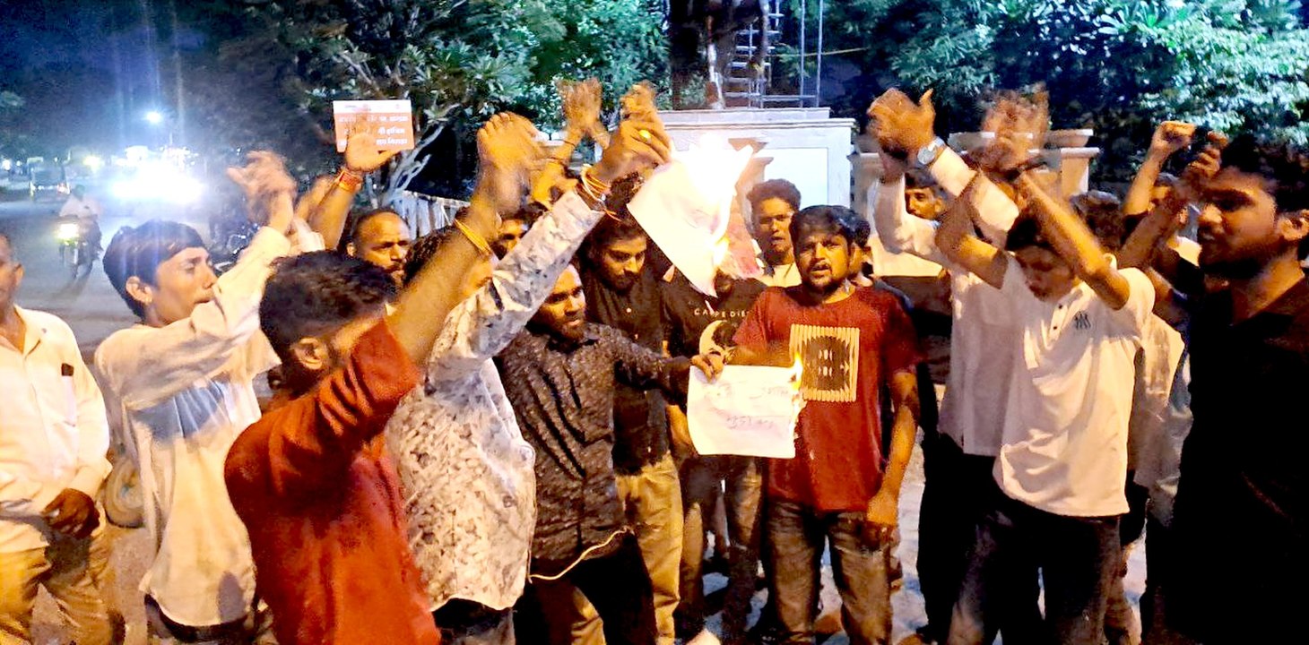 करणी सेना का प्रदर्शन:  हरदा प्रशासन लिखकर पोस्टर जलाए, की नारेबाजी