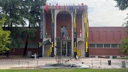 Milano, piromane incendia la balena di Allegrucci davanti alla Triennale: catturato