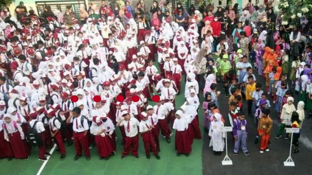 Emak-emak Gigih 'Booking Kursi' Paling Depan Bagi Sang Anak