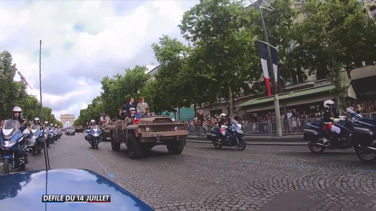 Le président de la République descend l'avenue des Champs-Elysées
