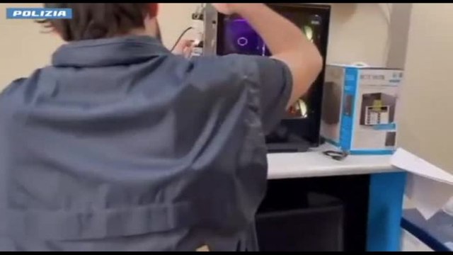 Arrestato a Milano il leader di una gang hacker romena