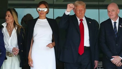 Melania Trump minimal chic: il look da stadio con blazer, t-shirt e occhiali oversize strategici
