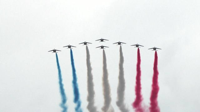 14 juillet : défilé aérien au-dessus des Champs-Élysées
