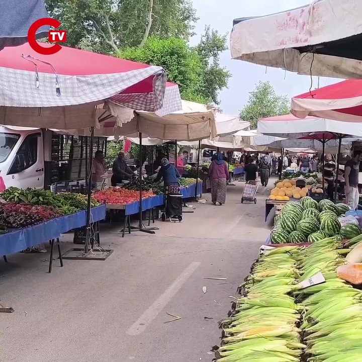 Osmaniye'de incirin tanesi 12 lira... Pazara alışverişe gelen vatandaş: "Tanesi 12 liradan alamam, gücüm yetmez ki alayım"