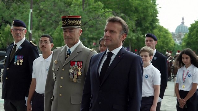 Fête nationale du 14 Juillet : les troupes à pied défilent sur les Champs-Élysées
