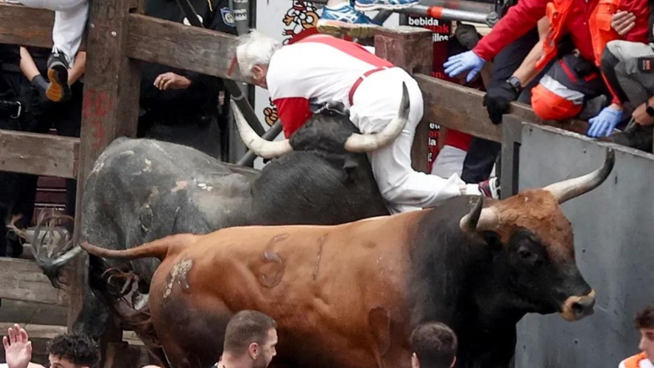 Los toros de Miura entran hermanados en el último encierro de Sanfermines