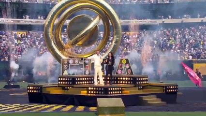 Laura Pausini e Robbie Williams chiudono insieme la Coppa del Mondo per club