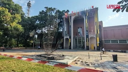Milano, piromane in azione: distrutta la balena di Allegrucci davanti alla Triennale