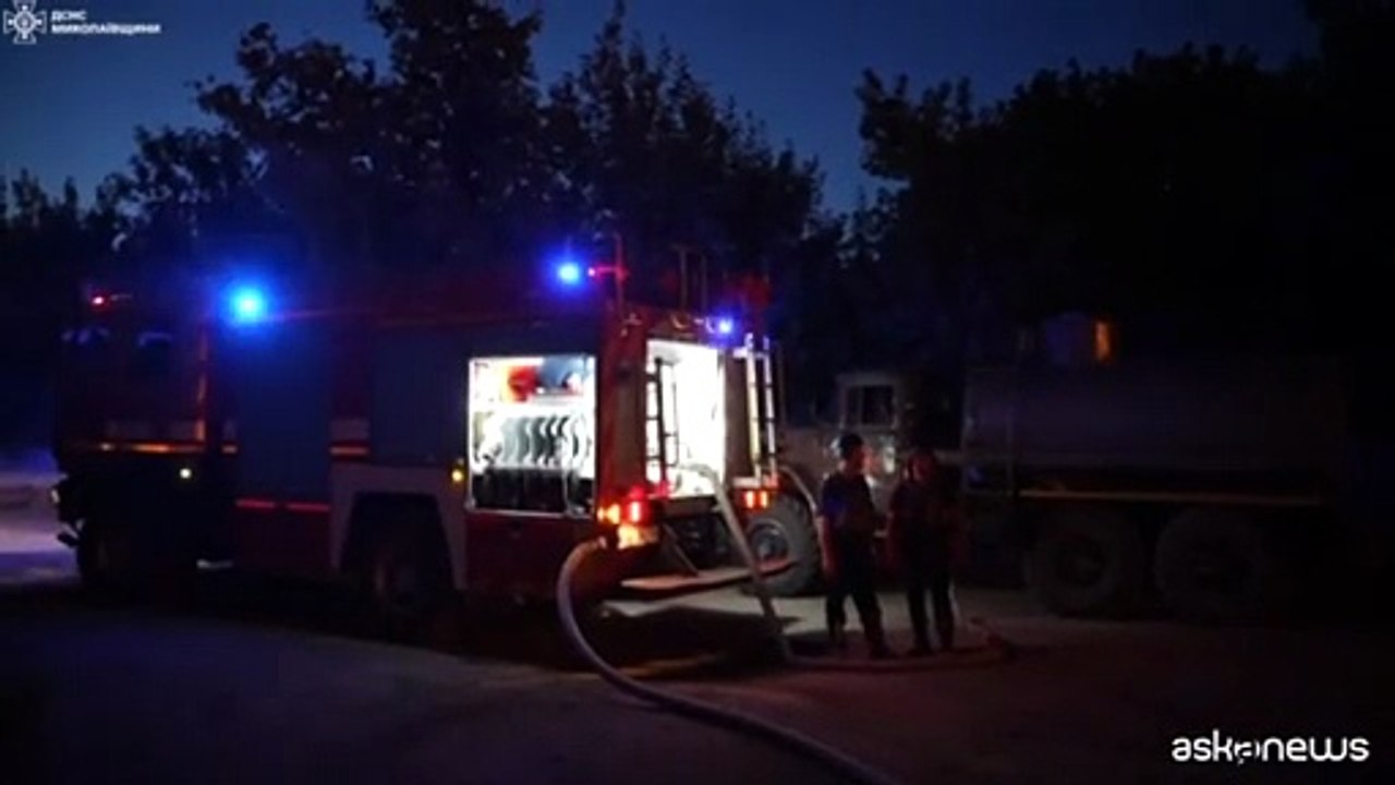 Ucraina, vigili del fuoco al lavoro dopo attacco di droni russi