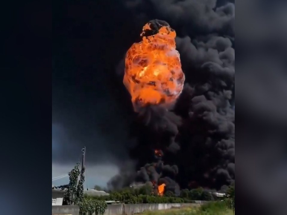 Batteriefabrik brennt ab: Riesige Feuersäule am Himmel