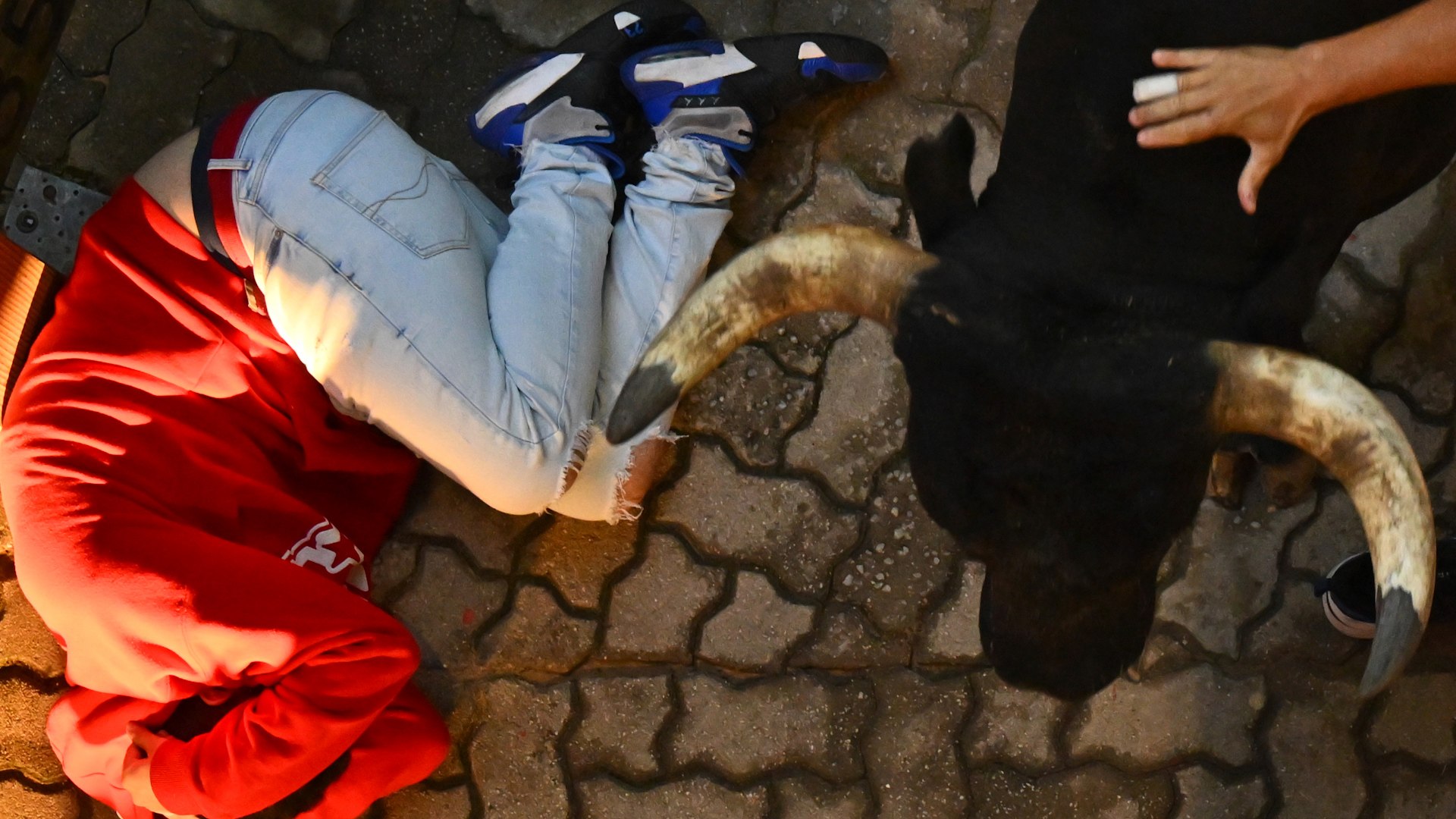 Con este v�deo repasamos los mejores momentos que han dejado los encierros de San Ferm�n de este a�o. Desde imprudencias de mozos, impresionantes carreras, cogidas, navajazos... Y hasta unos cabestros que protegen a un grupo de mozos de otros toros.

Los sanfermines se han vivido con el entusiasmo de todos los a�os y ser� esta madrugada, a las doce de la noche, que se ponga el broche con el 'pobre de m�' que EL MUNDO retransmitir� en directo desde su canal de youtube.