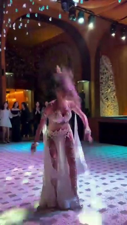 Grace in Every Move – Stunning Belly Dance Performance!