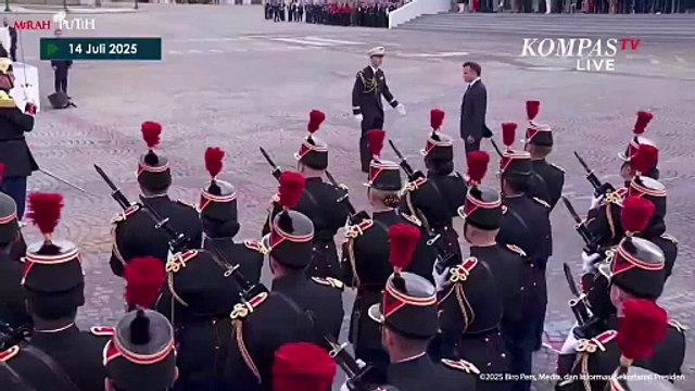 Akrab! Momen Presiden Prancis Macron Peluk Presiden Prabowo Saksikan Bastille Day 2025