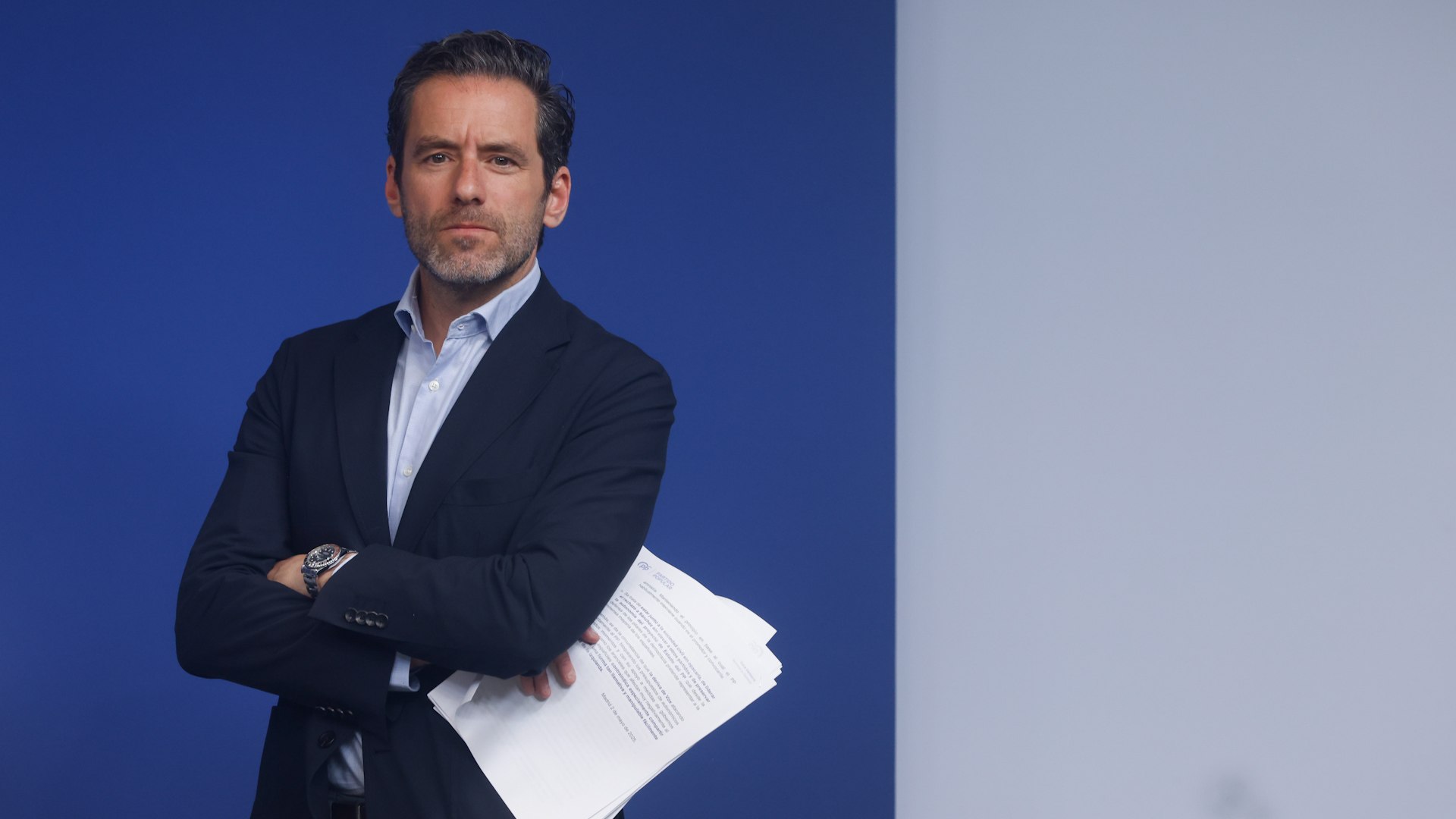 El portavoz del PP, Borja S�mper, ha anunciado que tiene c�ncer en la rueda de prensa posterior a la reuni�n del Comit� de Direcci�n del PP.
El pol�tico popular, de 49 a�os, dejar� la portavoc�a mientras se somete al tratamiento correspondiente.