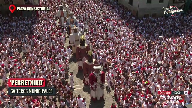 Los gaiteros ponen a baila a toda la plaza con el vals 'Perretxiko'