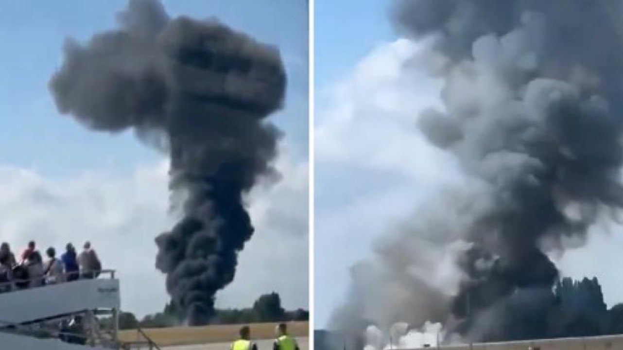 Aereo precipita a Londra, la nube di fumo invade l'aeroporto