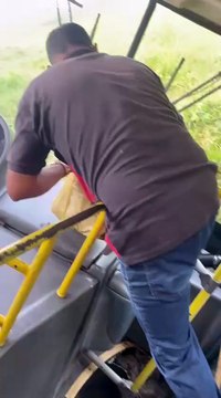 Ônibus escolar sai da pista, tomba e deixa estudantes feridos no município de Atalaia