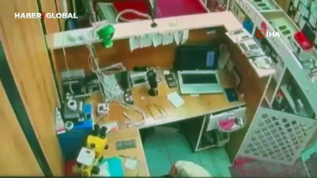 Cep telefonu bataryası bir anda patladı! O anlar güvenlik kamerasında