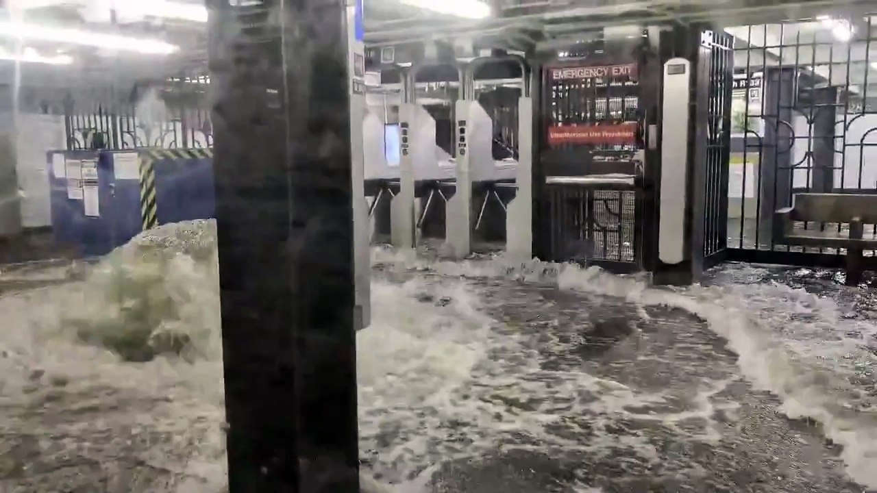 Así se inundó el subte de Nueva York por las fuertes lluvias