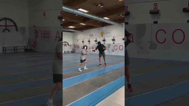 Iron Maiden a Padova, il cantante Bruce Dickinson si allena a tirare di scherma: il video