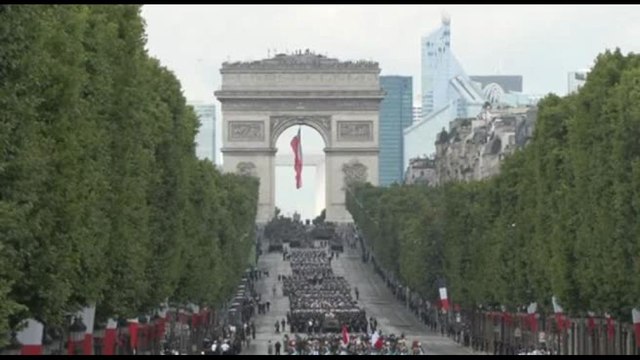 A Parigi grande parata militare agli Champs-Elysées per il 14 luglio