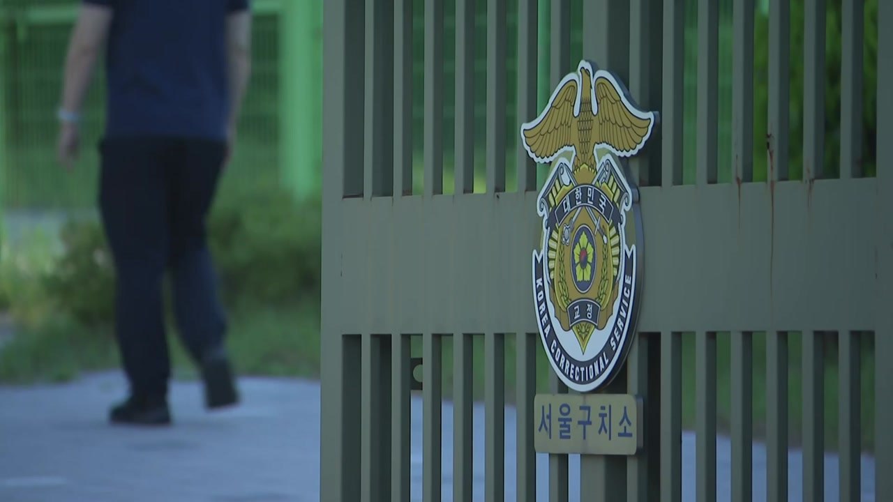윤 강제구인 불발...특검 "내일 오후 2시 나오도록 재지휘" / YTN