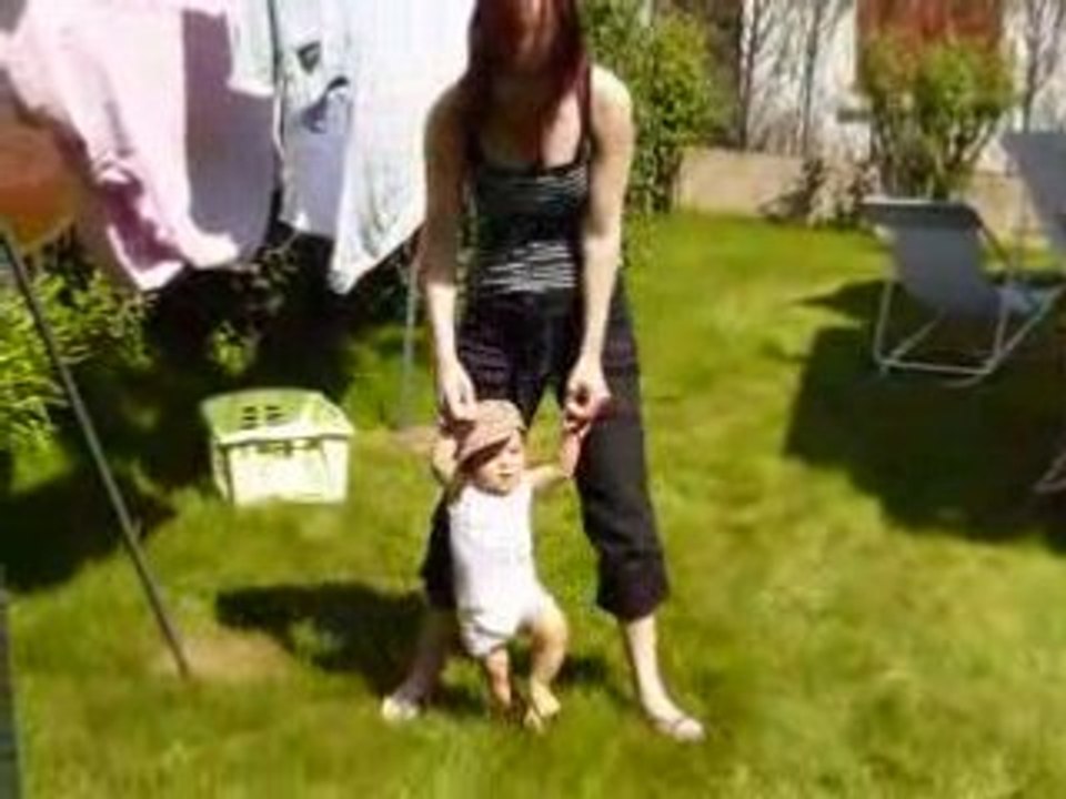 Thimo apprend a marcher avec tatie polette