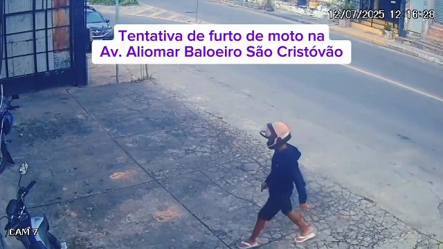 Câmeras de segurança flagram homem desistindo de furto de moto após veículo ser bloqueado em Salvador