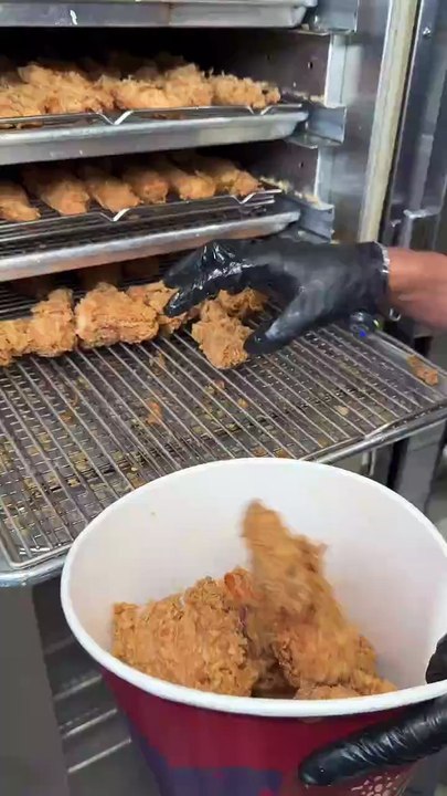 Follow for more ASMR videos🌮🍟 Credits: @goldencafee.iq #mukbang #asmr #fastfood #asmreating