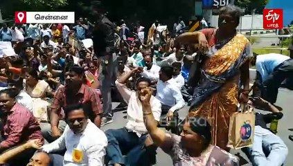 பணி நிரந்தரம் கோரி நடுரோட்டில் போராட்டம் நடத்திய பகுதிநேர ஆசிரியர்கள்!