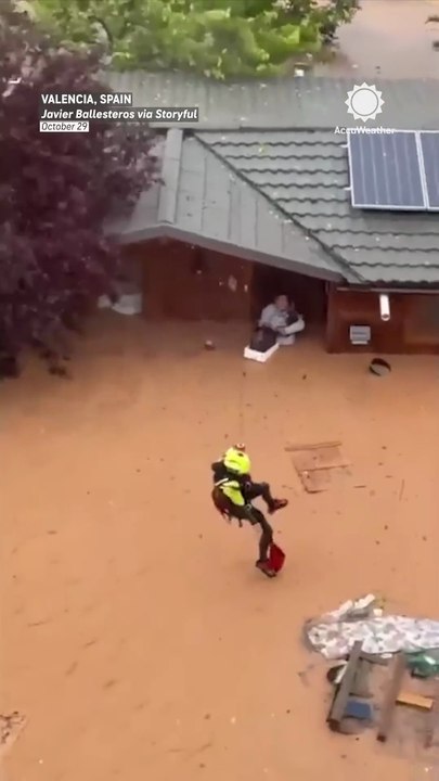 Heart-stopping rescue in Valencia, Spain
