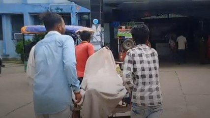 मजदूर को ठेले पर रखकर अस्पताल पहुंचाया