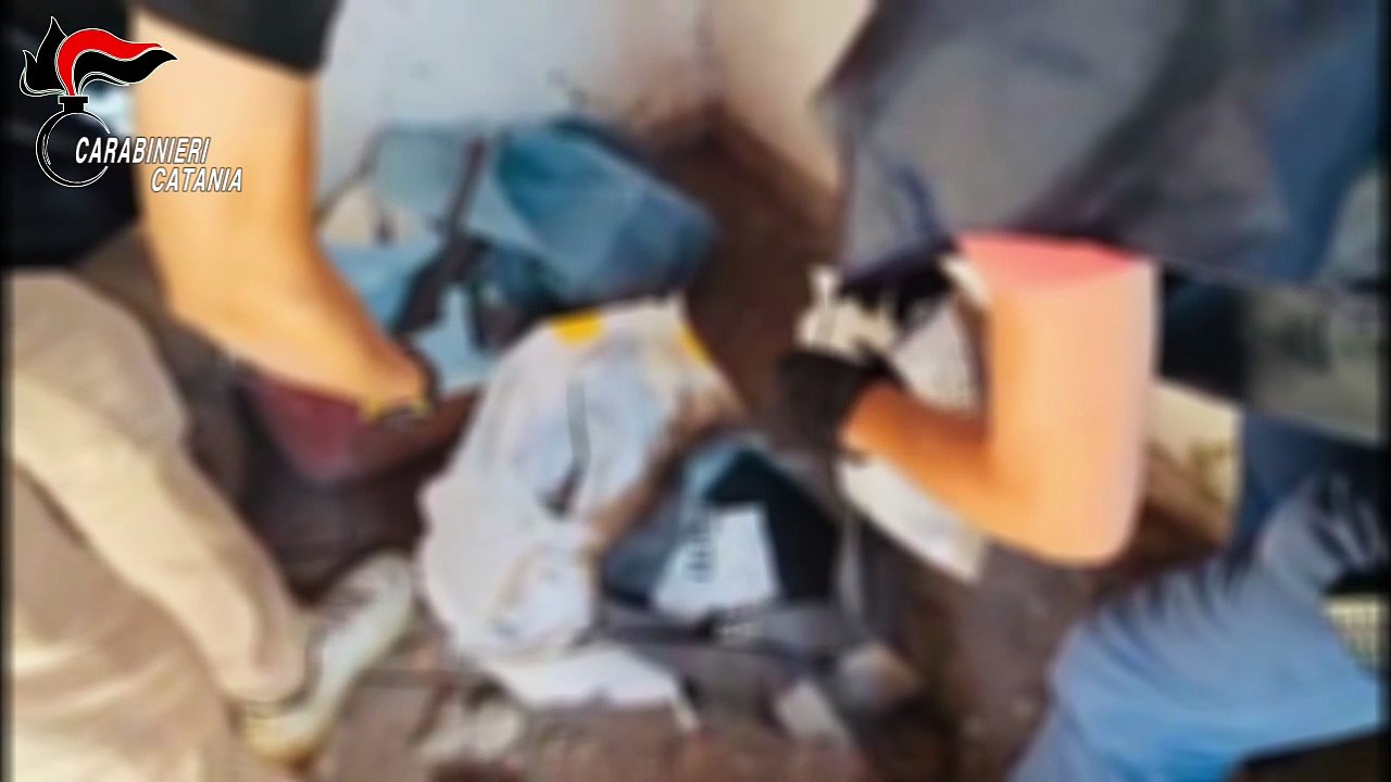 Catania, lo trovano con armi e droga in un borsone: arrestato un trentaduenne