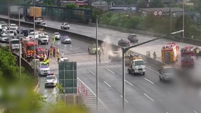 경남 진주 남해고속도로에서 5중 추돌...3명 다쳐 / YTN