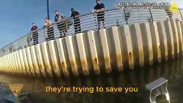 Des policiers sauvent un chien de la noyade... héros du jour