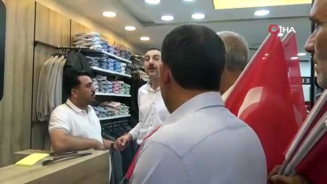 Kilis’te siyasi parti il başkanları vatandaşlara Türk bayrağı dağıttı