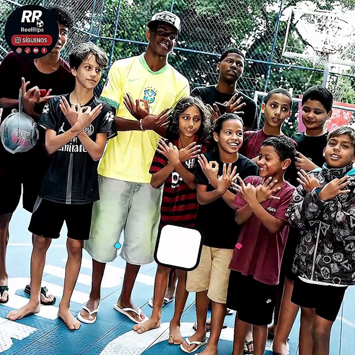 LAMINE YAMAL 🤩⚽ DESCALZO JUGANDO EN ROCINHA DURANTE SUS VACACIONES 🇧🇷