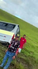 Ônibus escolar tomba com estudantes em Atalaia, ninguém se fere gravemente