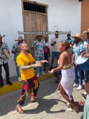 ¡Nacho captado bailando tambor en Choroní!