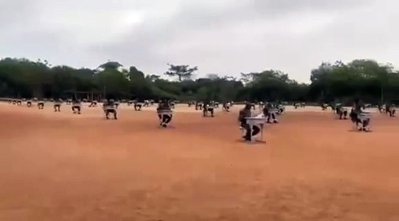 Dans une école en Afrique du Sud, pour éviter la triche, les élèves ont passé leur examen en plein air, dans un champ, avec des tables espacées de 7 mètres.